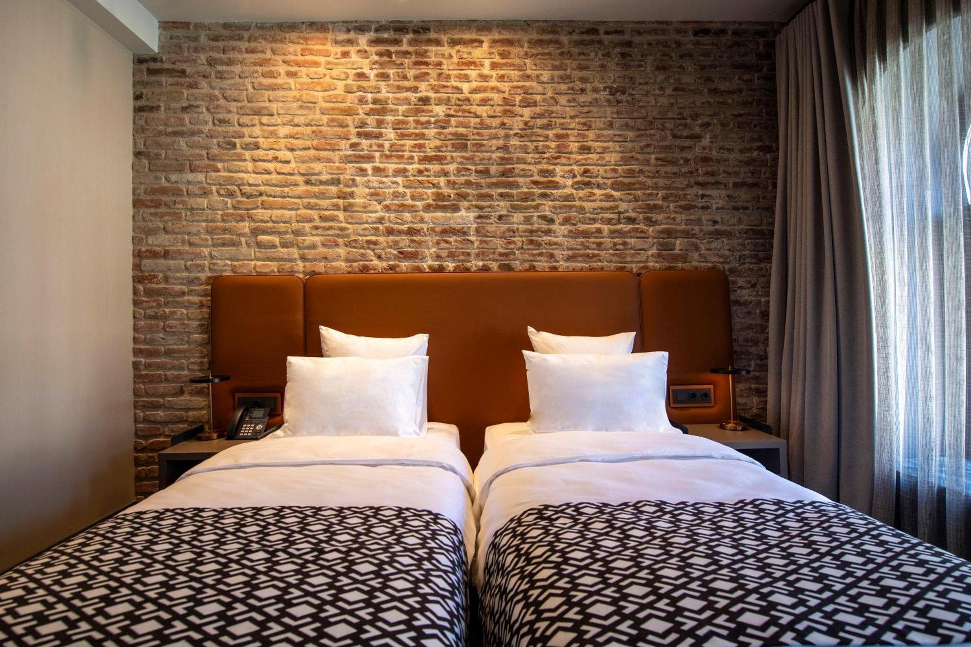 Qarvasla Hotel